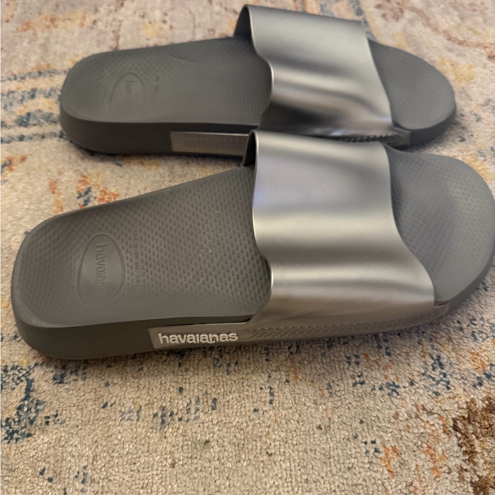 NWOT Havaianas women’s or men’s  Metallic Gray Slide Sandals - Picture 3 of 4